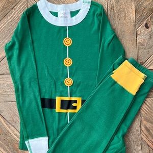 Hanna Anderson Elf long sleeve with pants pj set. Size 6-7.